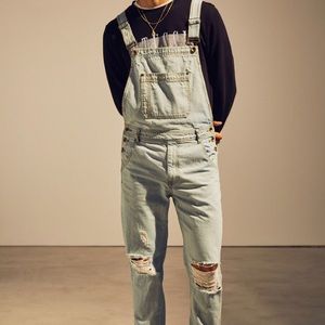 BDG DESTRUCTED ICE WASH DENIM OVERALLS